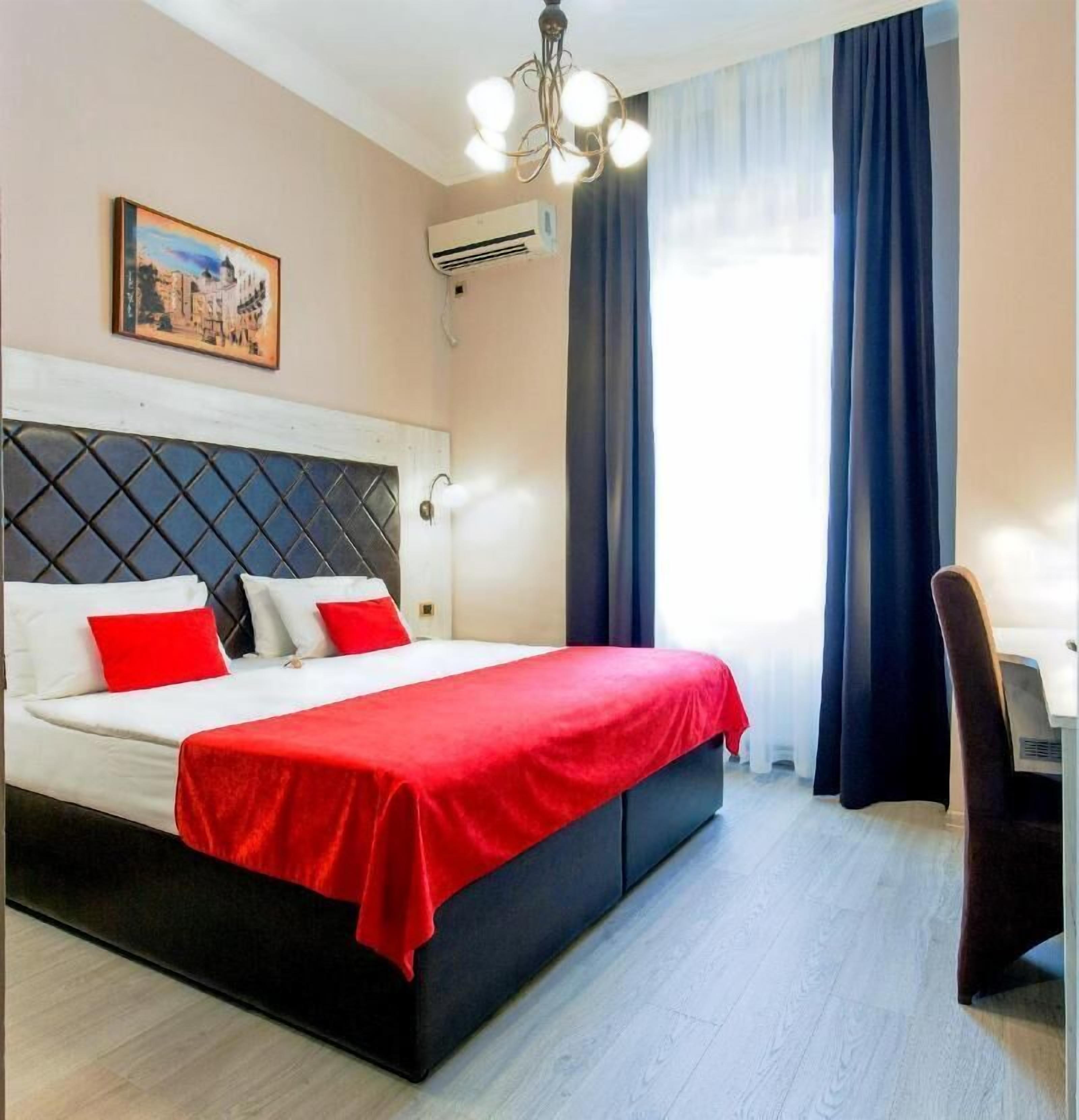 Ropa de cama hipoalergénica y minibar 