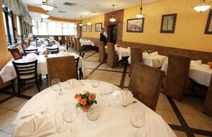 Breakfast, lunch and dinner served - Belgrade City Hotel (Belgrade)