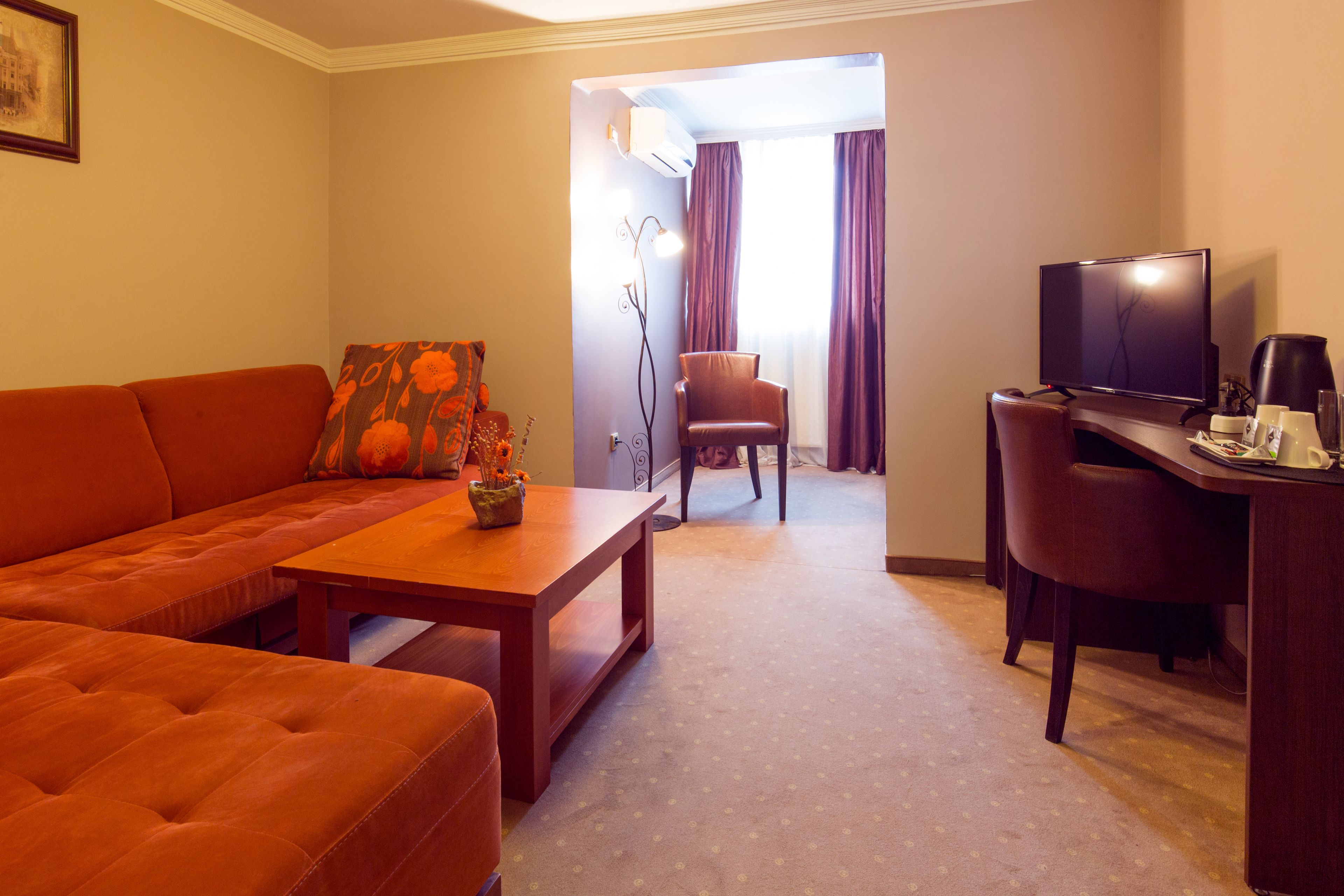 one bedroom suite (20% off in the restaurant) | hypo-allergenic bedding, minibar, in-room safe, desk