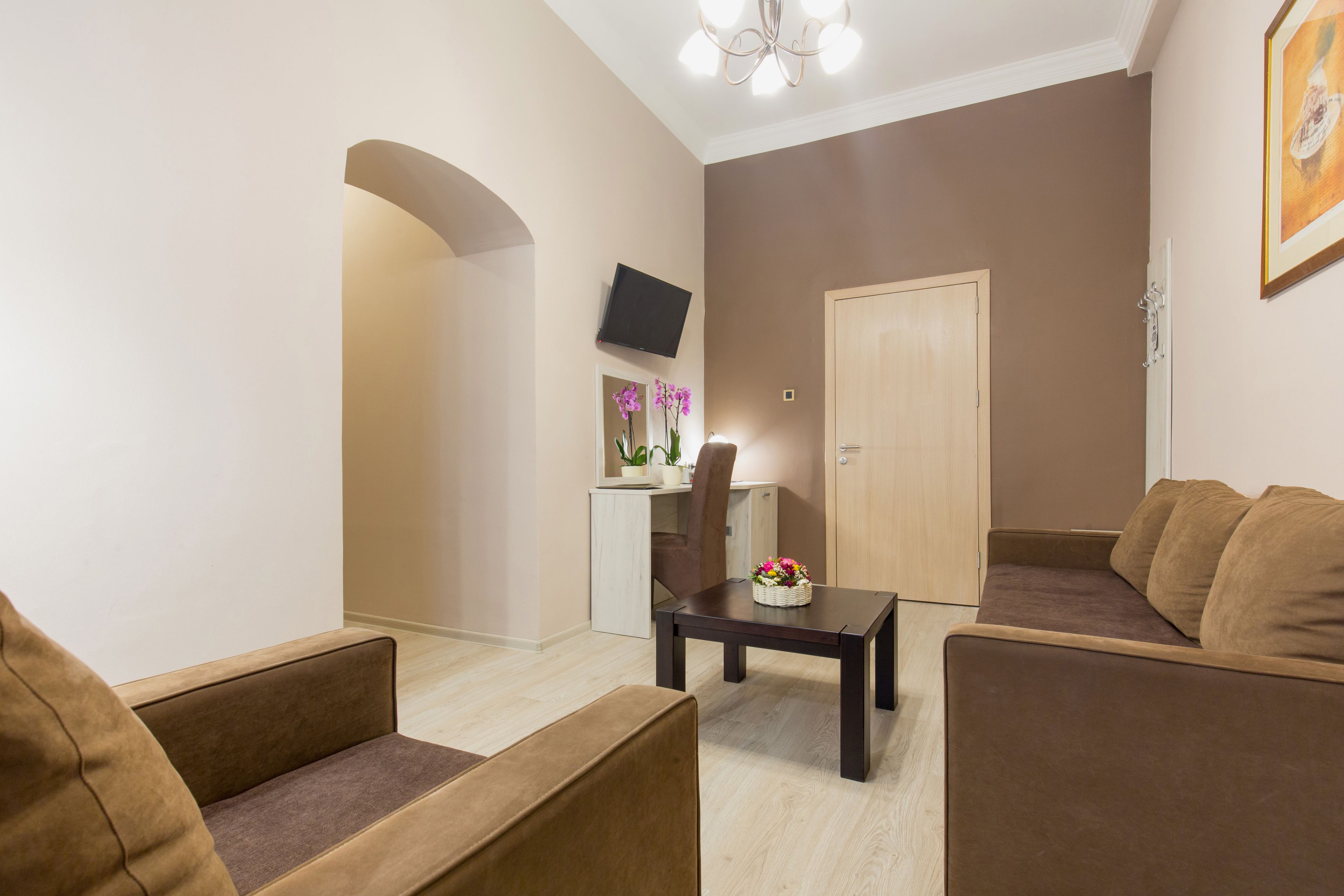 one bedroom suite (20% off in the restaurant) | hypo-allergenic bedding, minibar, in-room safe, desk