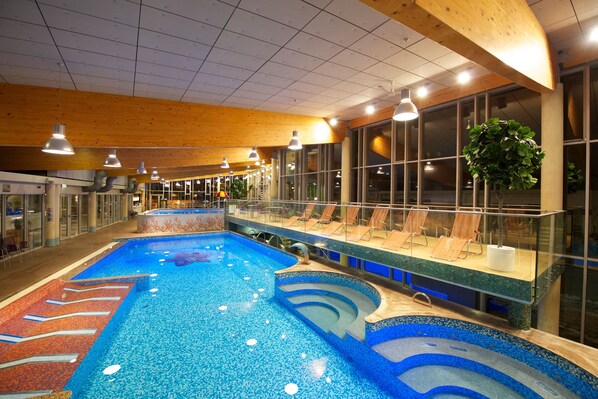 Piscine couverte, piscine extérieure