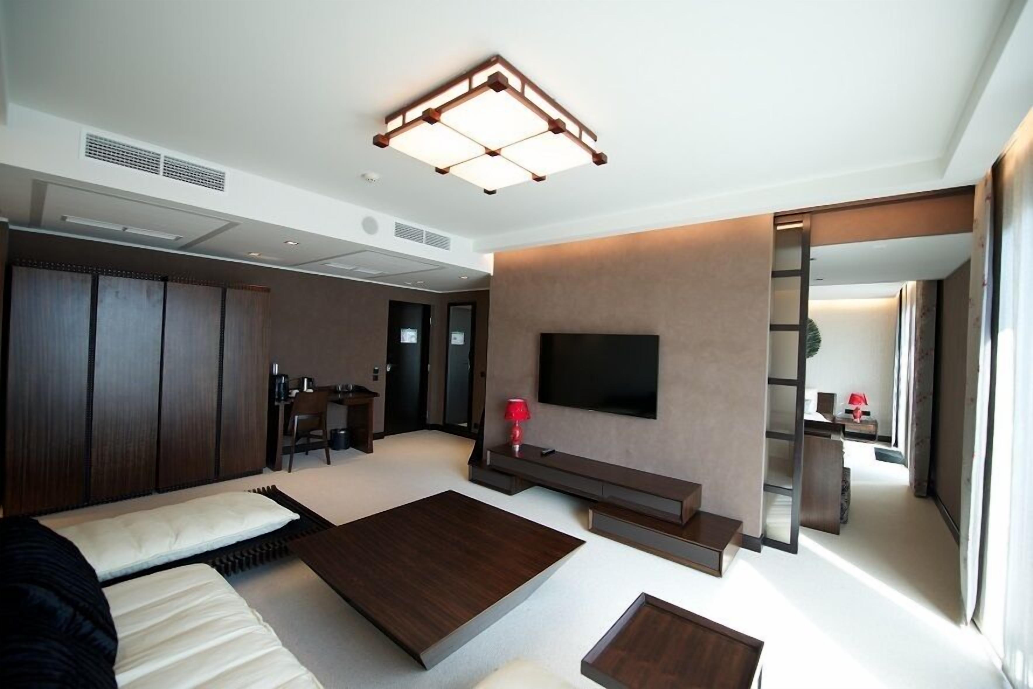 1 bedroom, premium bedding, minibar, in-room safe