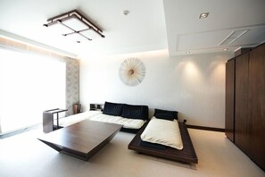 Bộ đồ giường cao cấp, minibar, két bảo mật tại phòng, bàn 