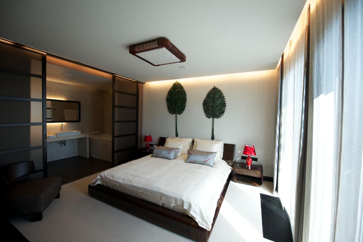 standard double or twin room | bathroom | shower, free toiletries, bathrobes, slippers