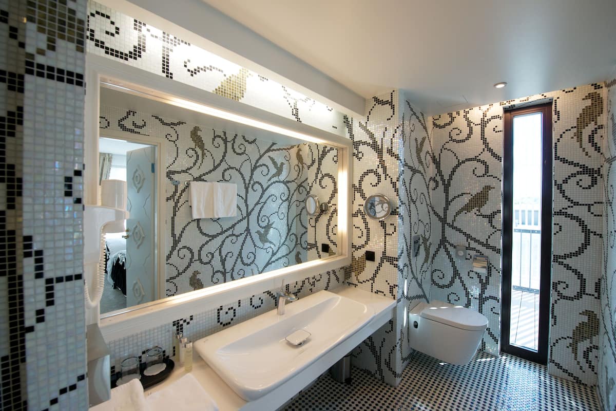 shower, free toiletries, bathrobes, slippers