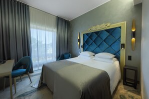 标准双人房或双床房 (with Spa Access) | 高档床上用品、迷你吧、客房内保险箱、办公桌