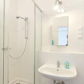 Appartement, coin cuisine (DO) | Salle de bain | Sèche-cheveux, serviettes fournies