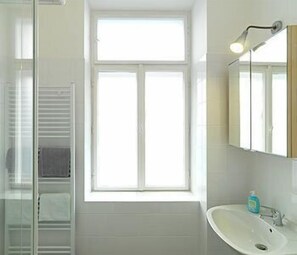 Apartment, Kitchenette (VIN) | Bathroom sink