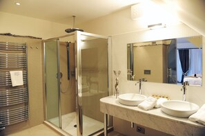 Bathroom - Lesar Hotel Angel (Ljubljana)