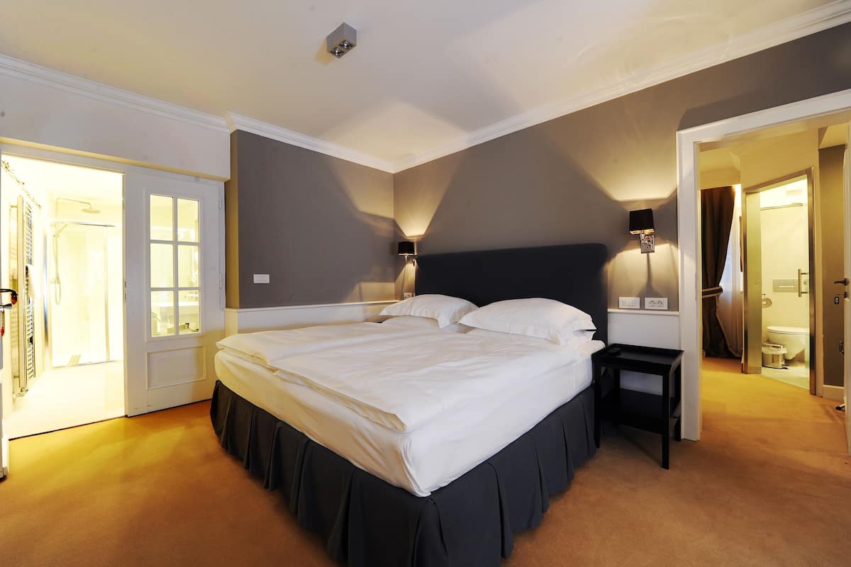 Tempur Pedic-bedden, een minibar, een kluis op de kamer