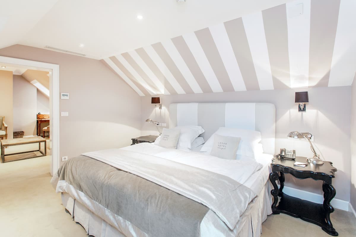 Junior suite | Tempur Pedic-bedden, een minibar, een kluis op de kamer