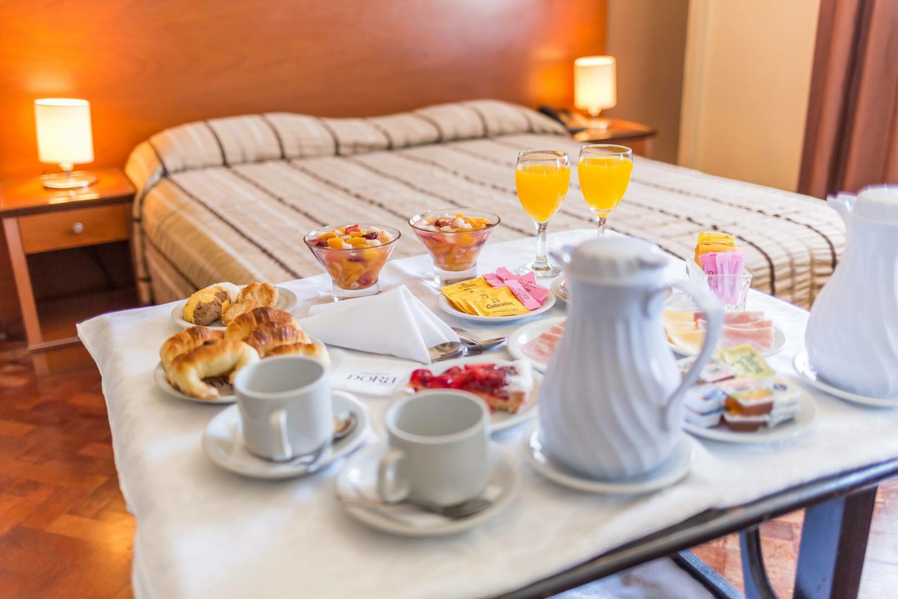 Habitación estándar con 1 cama matrimonial o 2 individuales | Minibar, decoración personalizada, muebles diferentes y escritorio 