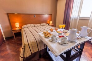 Minibar, individually decorated, individually furnished, desk - Gran Hotel Dora (Mar del Plata)