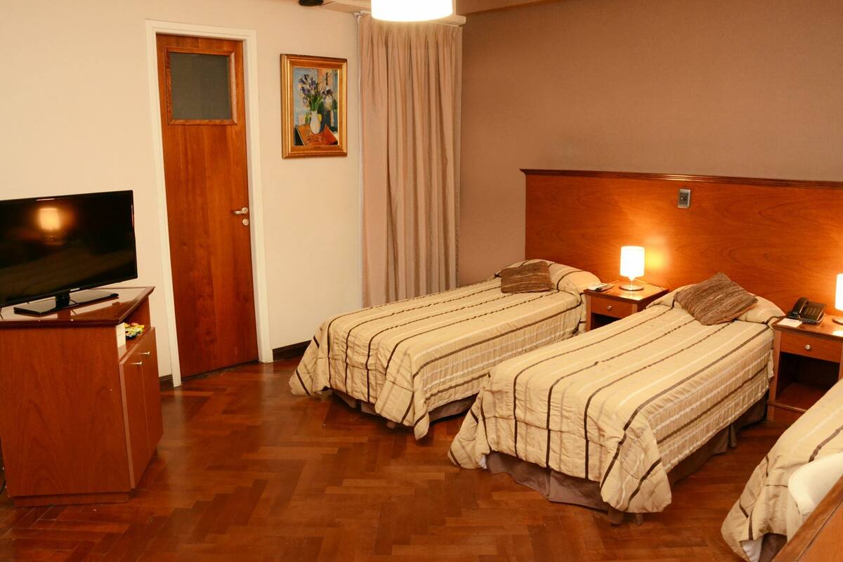Minibar, decoración personalizada, muebles diferentes y escritorio
