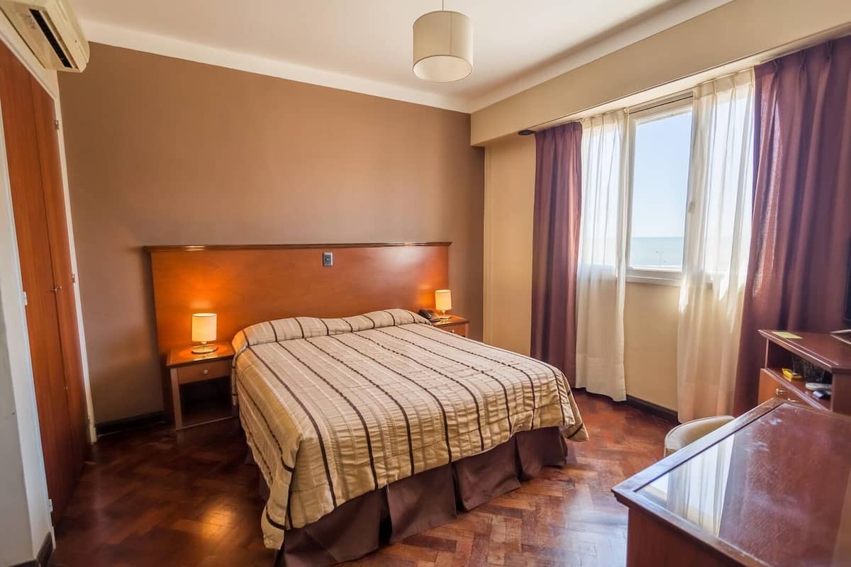 Minibar, desk, blackout drapes, soundproofing