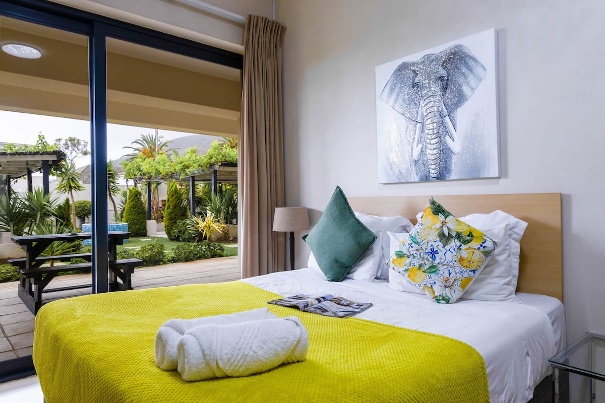 Petit Garden level Room | Peralatan tempat tidur premium, gebar bulu kapas, busa memori 