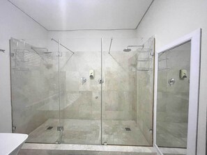 Sea-View Wing Suites Top Level (DELUXE) | Badrum | Regndusch, gratis toalettartiklar, hårtork och handdukar