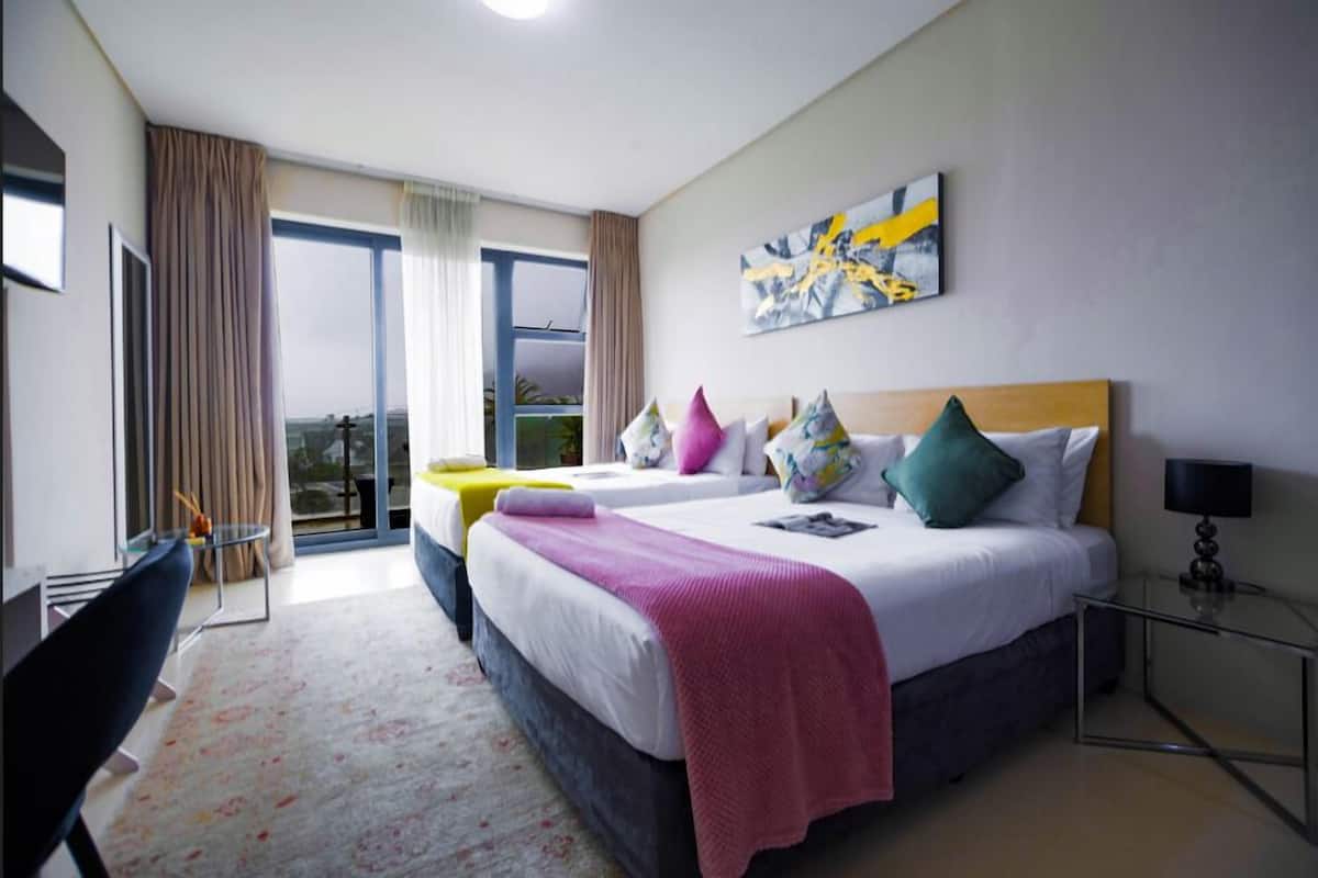 Top Floor Deluxe Room - Twin | Peralatan tempat tidur premium, gebar bulu kapas, busa memori 