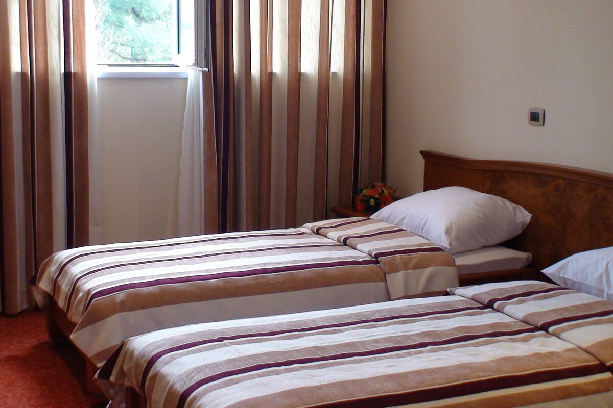 Ropa de cama de alta calidad y minibar 