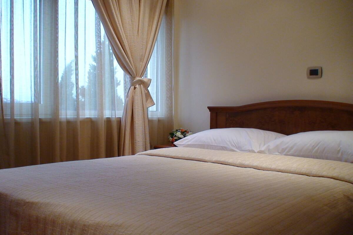 Ropa de cama de alta calidad y minibar 