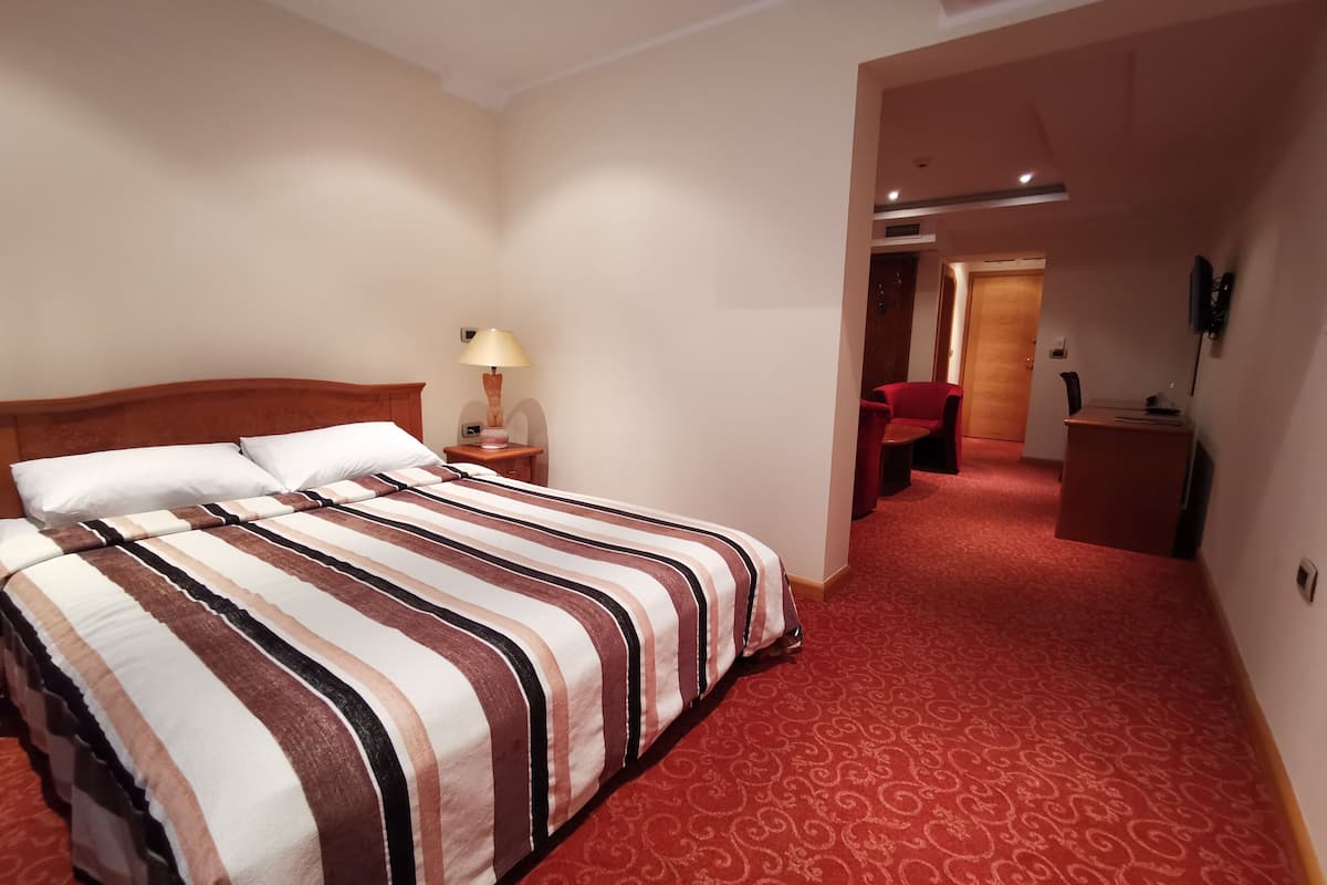 deluxe triple room | premium bedding, minibar, in-room safe, desk