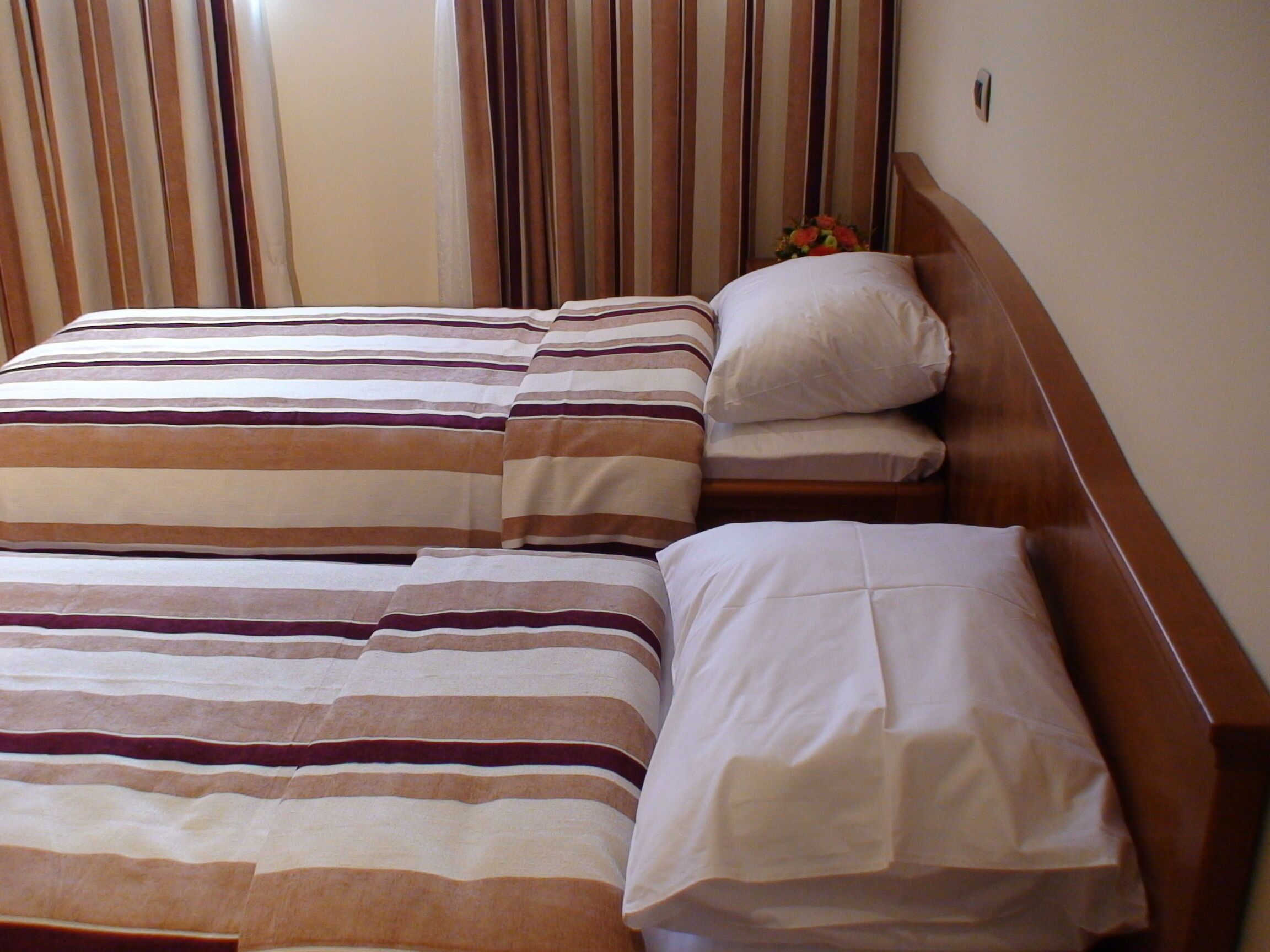 double room, multiple beds | premium bedding, minibar, in-room safe, desk
