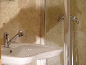 Junior Suite | Bathroom | Free toiletries, hair dryer, bathrobes, slippers - Hotel BaMBiS (Podgorica)