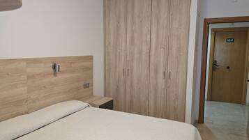 Estudio superior, 1 cama de matrimonio grande | Escritorio, espacio para trabajar con un portátil, wifi y ropa de cama