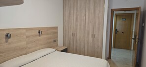 Superior Studio, 1 King Bed | Desk, laptop workspace, WiFi, bed sheets - Rialta Apartahotel (Culleredo)