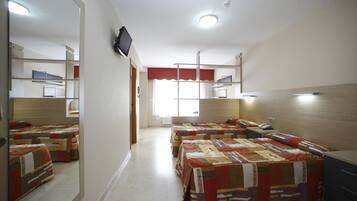 Una scrivania, postazione laptop, Wi-Fi, lenzuola