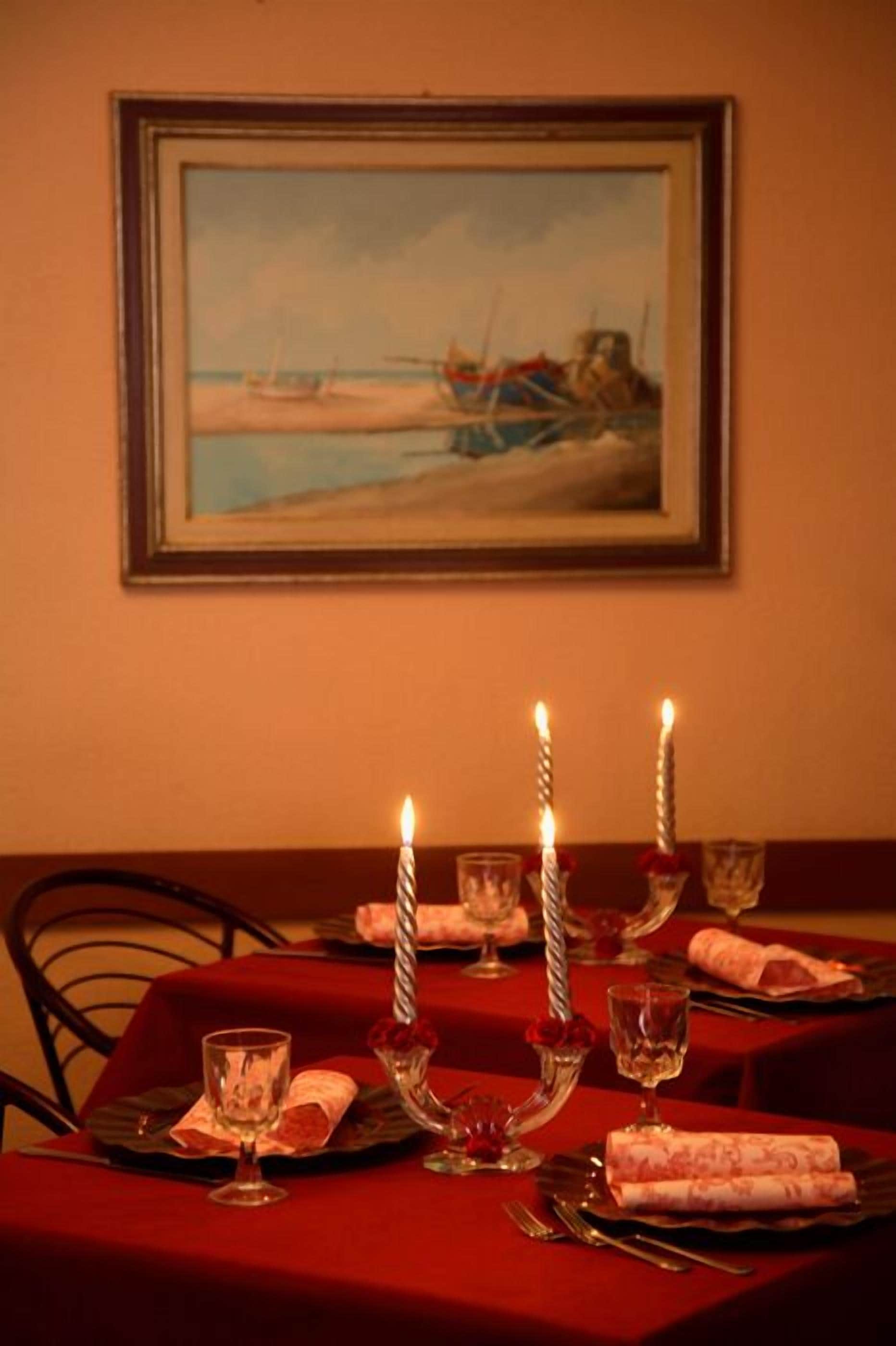 供應早餐和午餐，義大利料理，露天餐廳