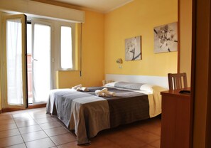 Zimmersafe, Schreibtisch, schallisolierte Zimmer, Babybetten