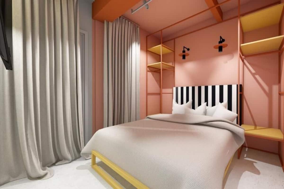Une chambre à coucher moderne avec un lit, des rideaux et des étagères intégrées.