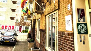 A hotel sign with a dolphin and the name "HOTEL FLIPPER". - Flipper Hotel Amsterdam (Amsterdam)