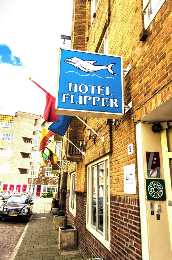 A hotel sign with a dolphin and the name "HOTEL FLIPPER". - Flipper Hotel Amsterdam (Amsterdam)