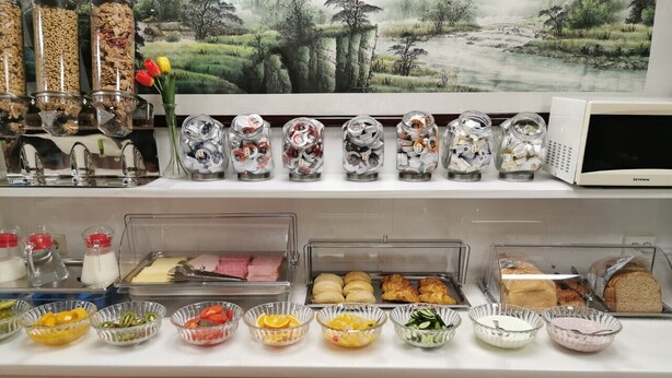 A buffet with various food items and condiments. - Flipper Hotel Amsterdam (Amsterdam)
