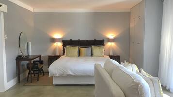 Habitación de lujo con 1 cama matrimonial o 2 individuales, 1 cama King size, Terraza | Ropa de cama de alta calidad, edredón y minibar