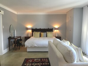 Habitación de lujo con 1 cama doble o 2 individuales, 1 cama de matrimonio grande, terraza | Ropa de cama de alta calidad, edredones de plumas, minibar y caja fuerte