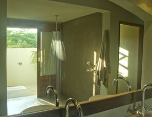 Habitación de lujo, 1 habitación, vista al mar, junto a la playa | Lavabo en el baño