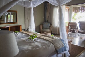 Luxury-Zimmer, 1 Schlafzimmer, Meerblick, am Strand | 1 Schlafzimmer, Minibar, Zimmersafe, Schreibtisch