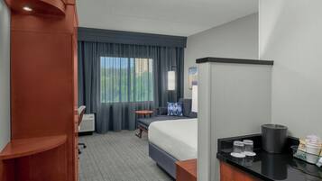 Sengetøy av topp kvalitet, dundyner, safe på rommet og skrivebord