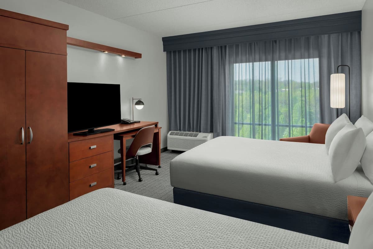Luxe beddengoed, donzen dekbedden, een kluis op de kamer, een bureau