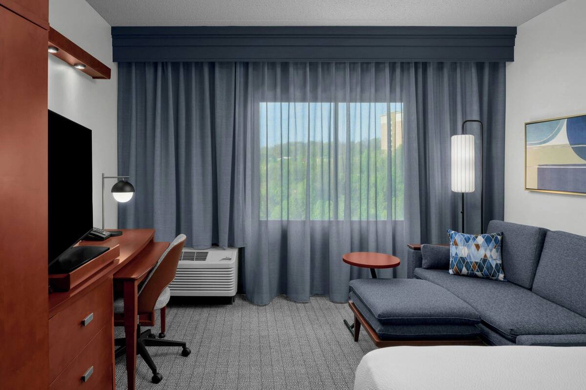 premium bedding, down duvets, in-room safe, desk