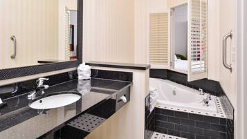 Combined shower/tub, free toiletries, hair dryer, towels