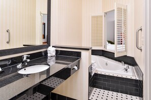 Combined shower/tub, free toiletries, hair dryer, towels - Fairfield Inn & Suites by Marriott Pelham (Pelham)