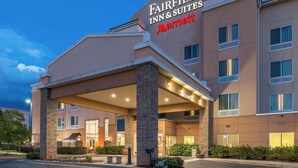 A Fairfield Inn & Suites Marriott hotel with a covered entrance, multiple floors, and a well-lit facade. - Fairfield Inn & Suites by Marriott Pelham (Pelham)