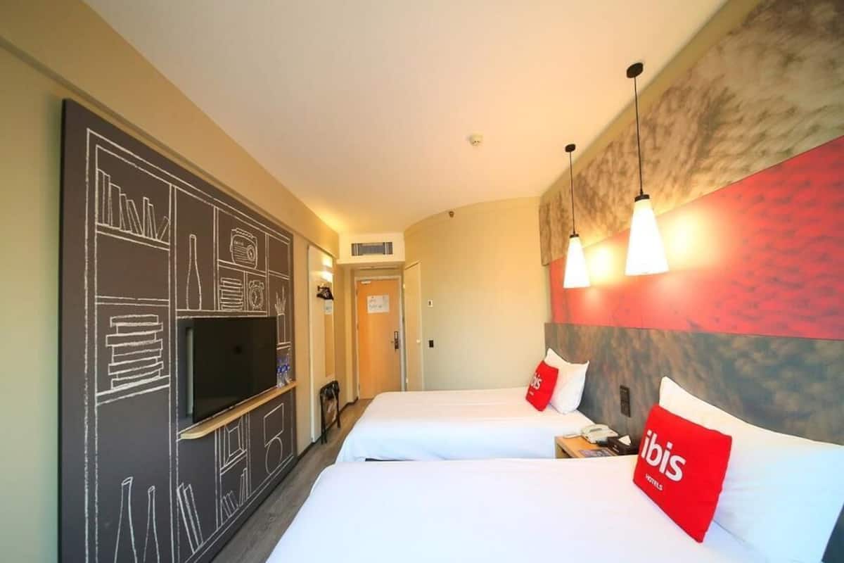 Chambre supérieure double | Coffre-fort, bureau, fer et planche à repasser, accÚs au Wi-Fi (inclus)