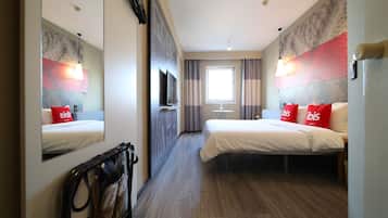 Camera | Una cassaforte in camera, una scrivania, ferro/asse da stiro