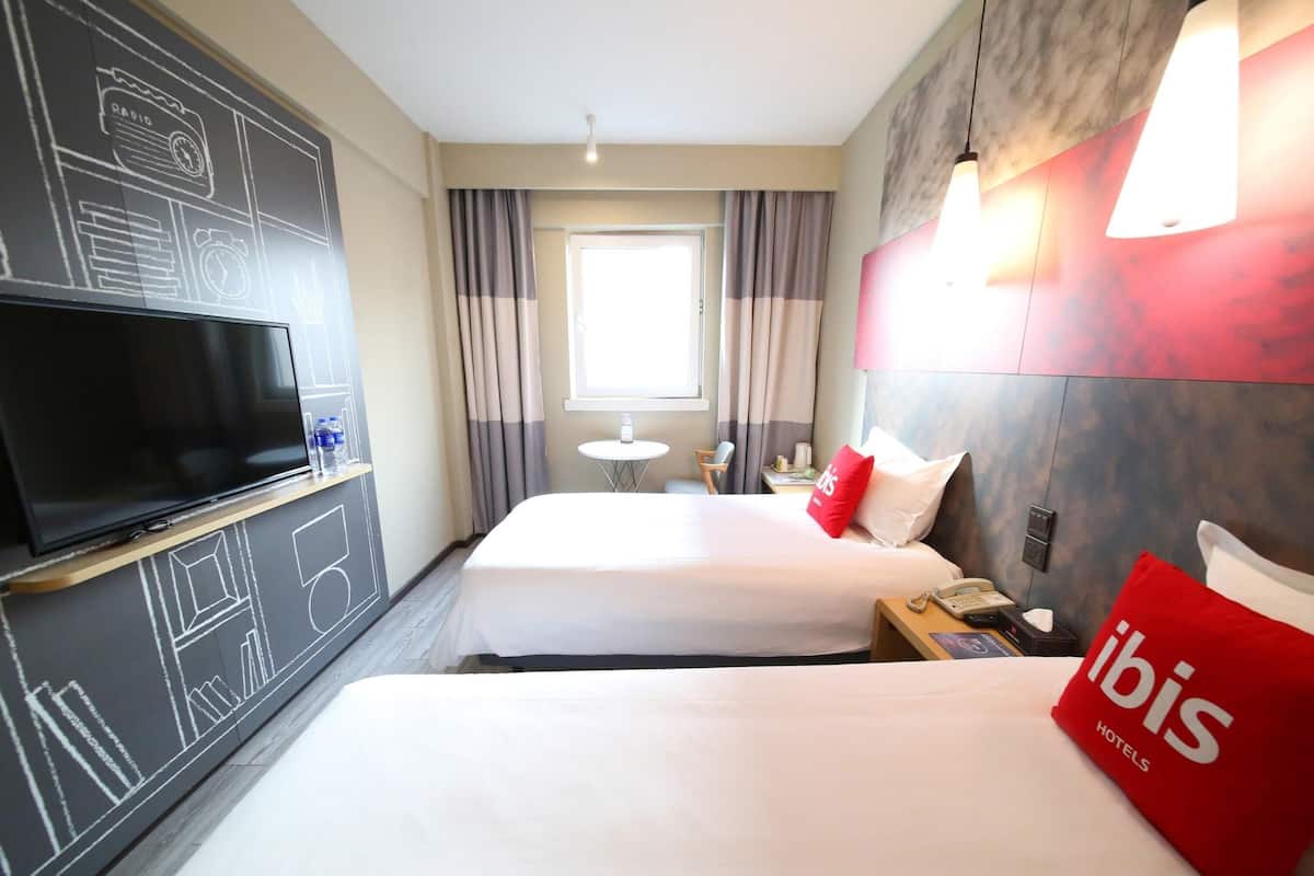 Superior Twin Room | Peti besi dalam bilik, meja, seterika/papan seterika, Wi-fi percuma 
