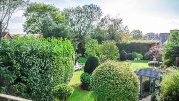 Individually decorated, iron/ironing board, free WiFi, bed sheets